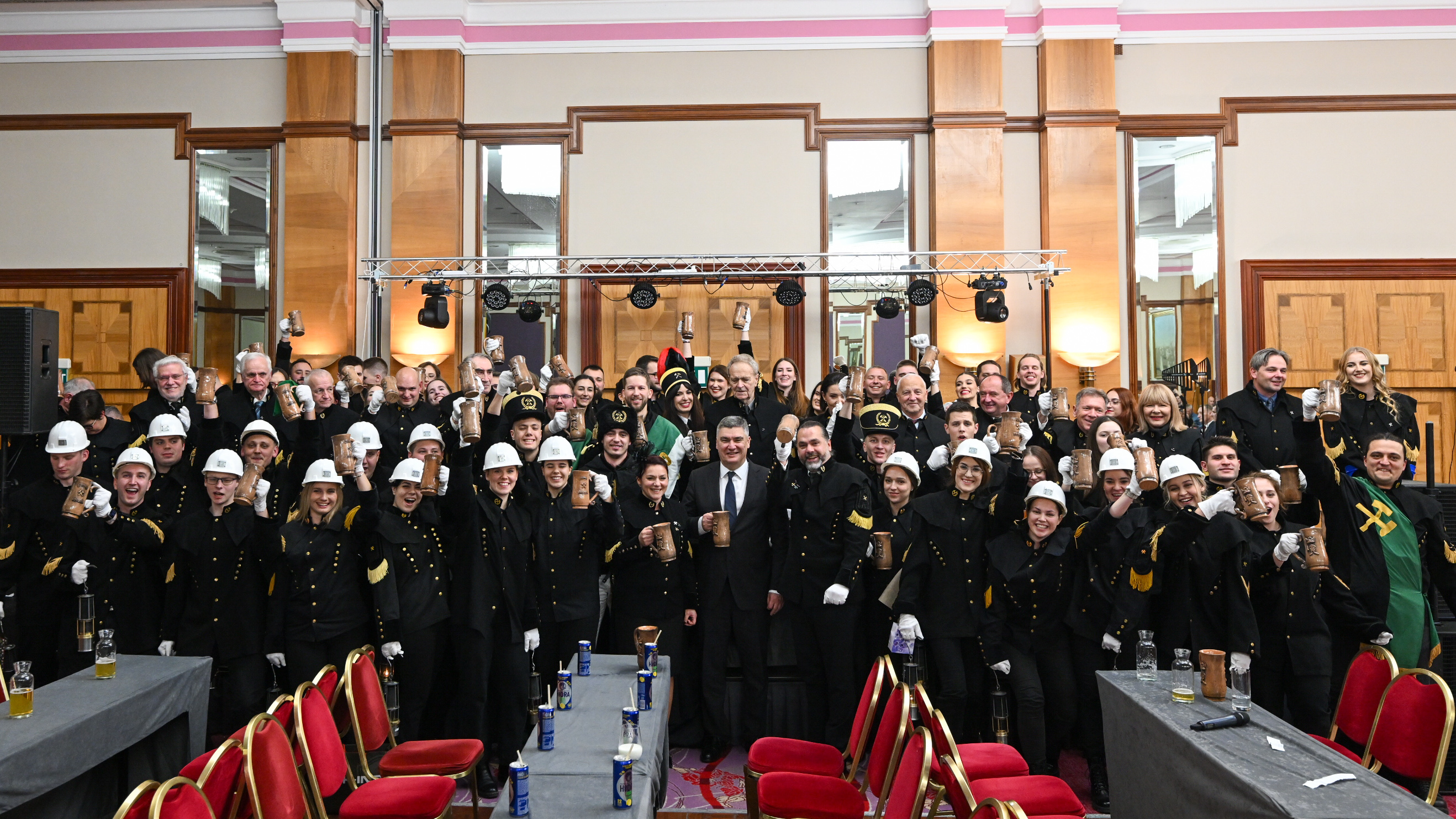 predsjednik republike zoran milanovi sudjelovao je na 35 rudarskoj sveanosti skok preko koe koji se organizira povodom dana svete barbare zatitnice rudara naftaa i geologa 54188156367 o